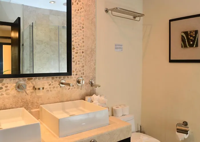 Ground Floor Oceanfront El Faro Condo, Great For Families Coral 101 Playa del Carmen